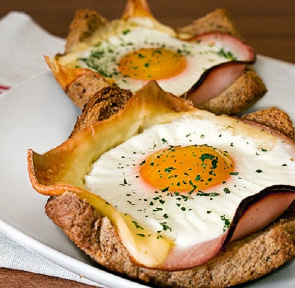 Crostini di Pane Farciti con Uova e Formaggio