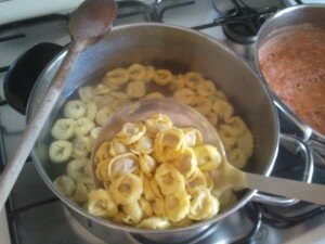 tortellini con pomodoro e ricotta ricetta (8)