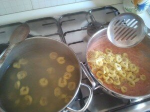 tortellini con pomodoro e ricotta ricetta (9)